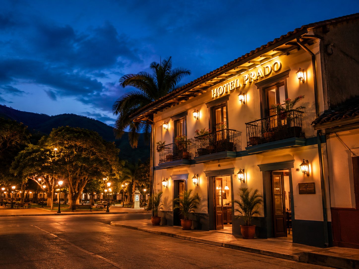 Fachada del hotel al anochecer
