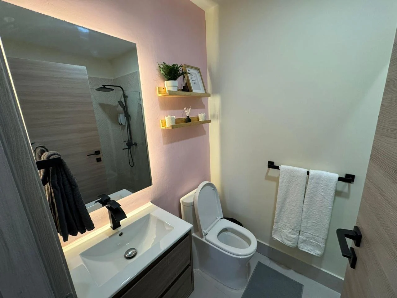 Apartamento amueblado con balcón en Panorama Lake · Fotografía 3