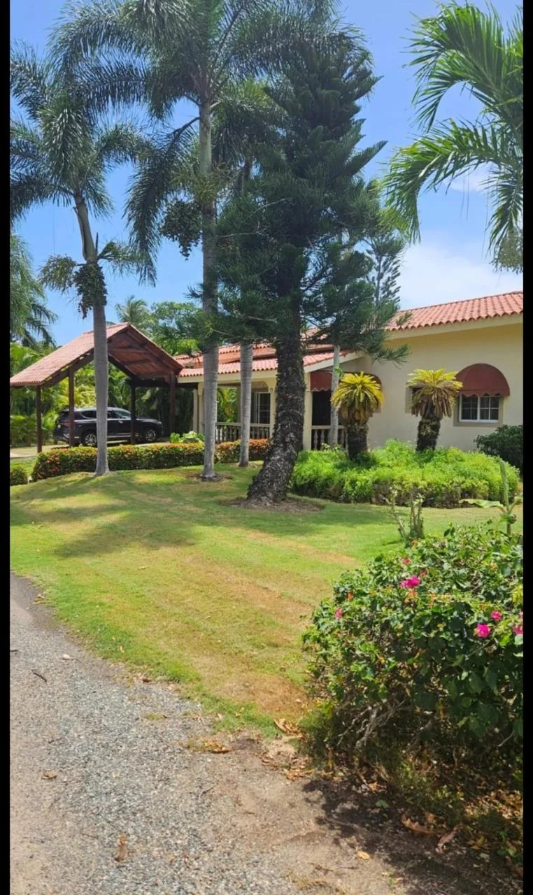 Villa de un nivel con piscina para renovar en Metro Country Club · Photo 3