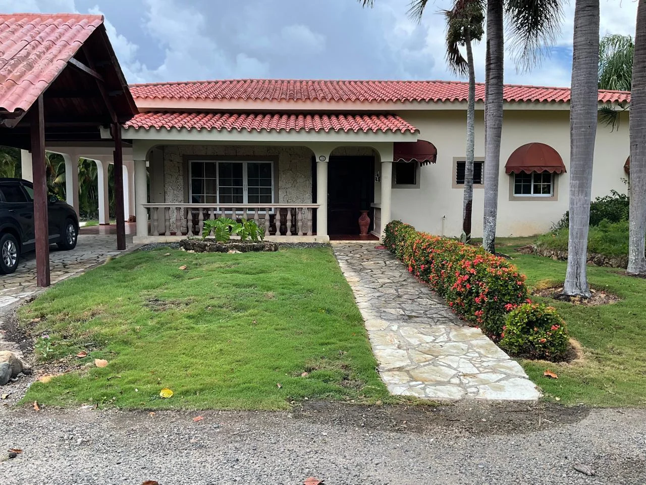 Villa de un nivel con piscina para renovar en Metro Country Club · Photo 5