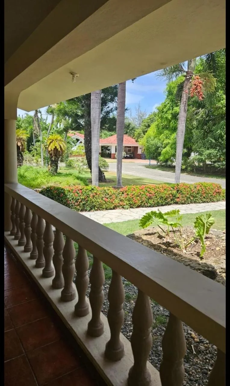 Villa de un nivel con piscina para renovar en Metro Country Club · Photo 2