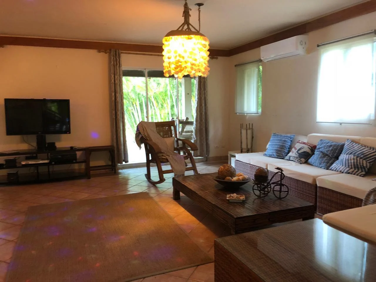 Casa de 194 m² en dos niveles con patio en Metro Country Club · Fotografía 4