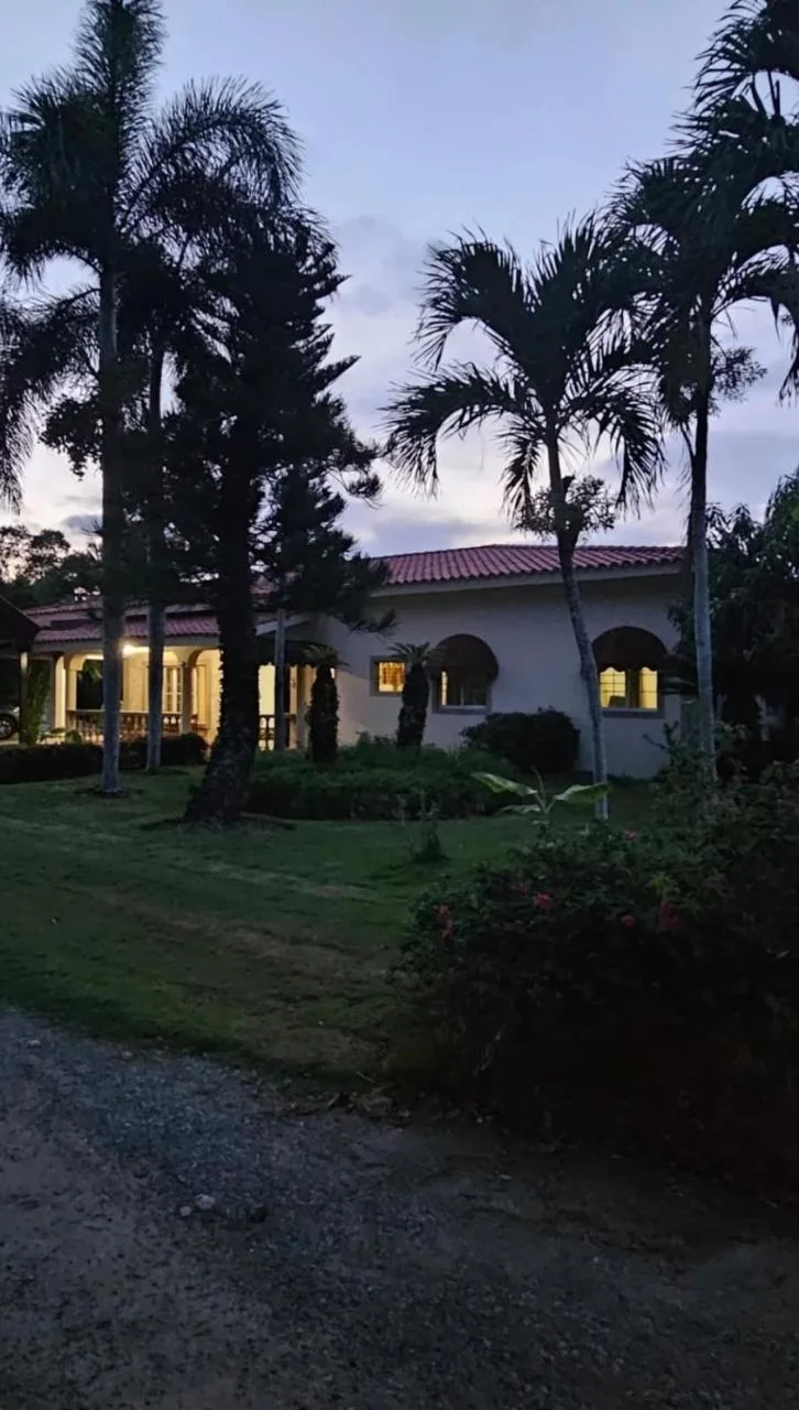Villa de un nivel con piscina para renovar en Metro Country Club · Photo 4