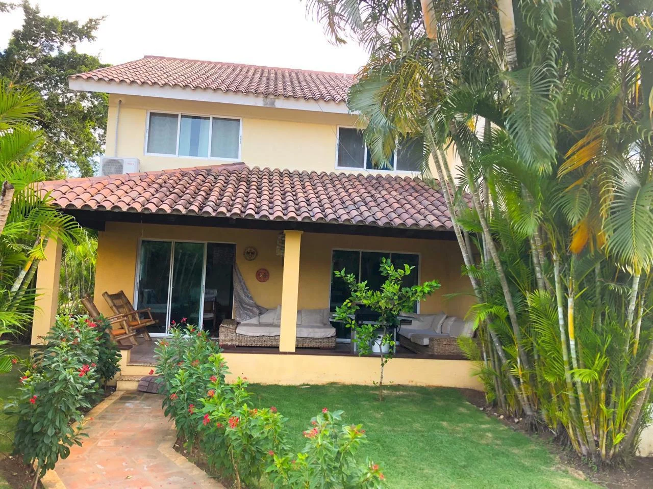 Casa de 194 m² en dos niveles con patio en Metro Country Club · Fotografía 2
